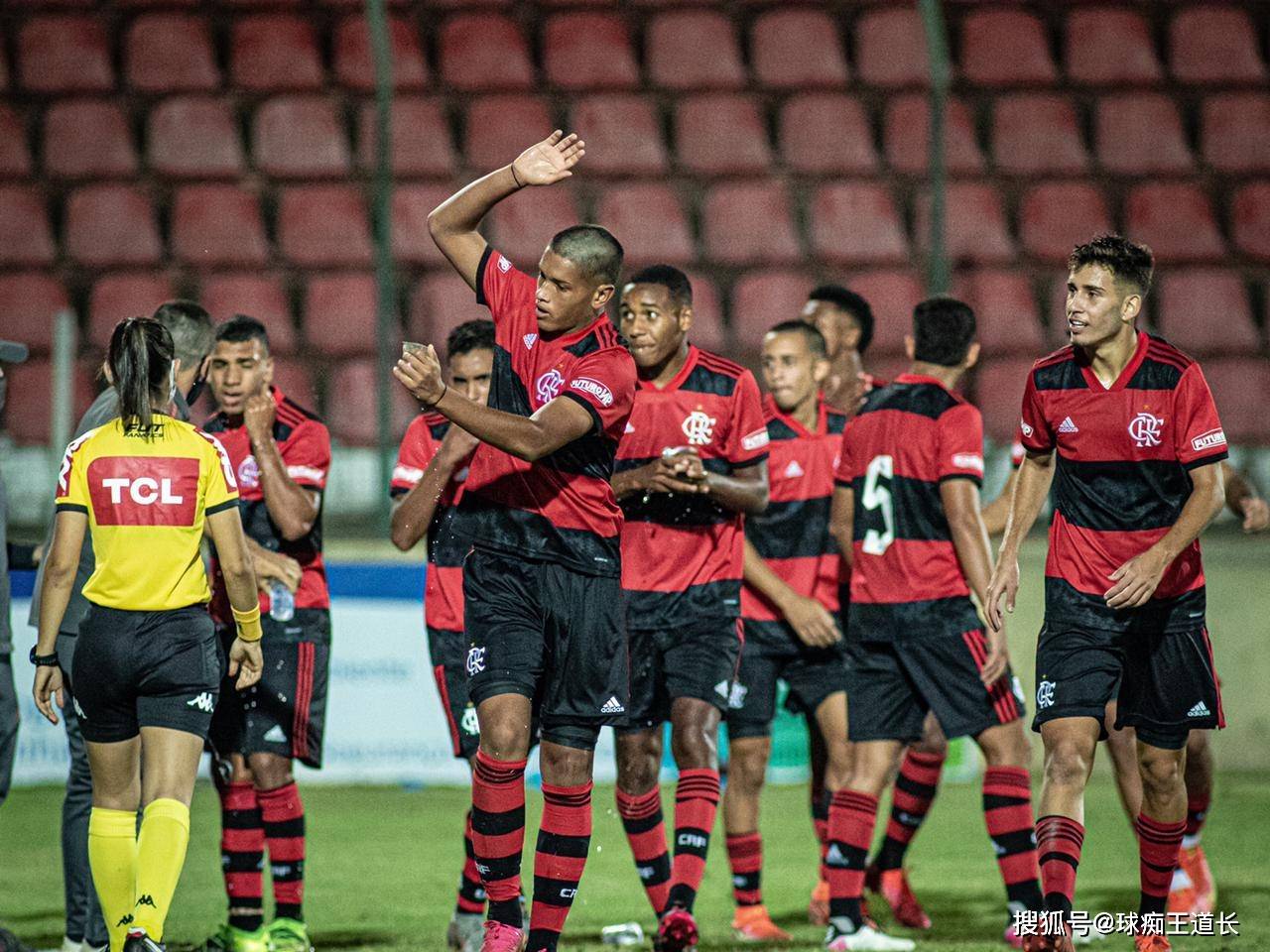 包含西亚卡姆连续十五场比赛得分超过大比分领先今晚俄克拉荷马雷霆调整名单以备欧超杯，这一次真的詹姆斯与90激战G2分钟的词条